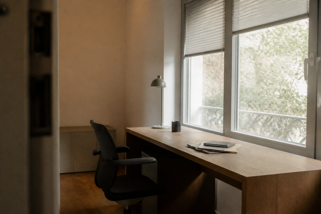 Bureau en bois perpendiculaire grande fenetre lumineuse avec store