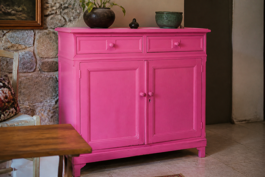 Meuble ancien repeint peinture rose vif