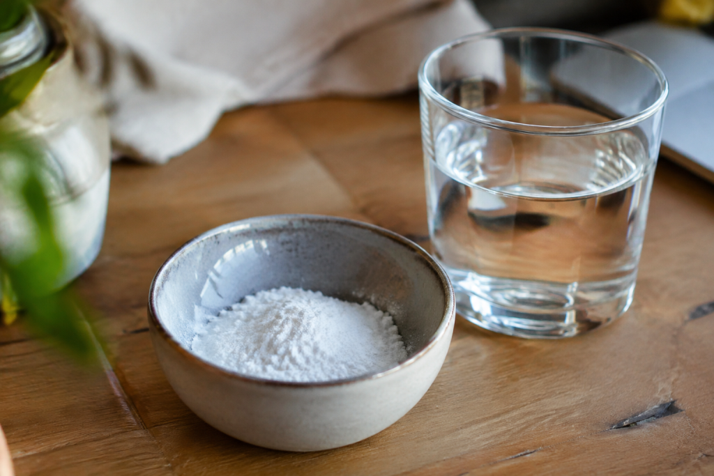 Petit bol de poudre blanche pose pres du verre