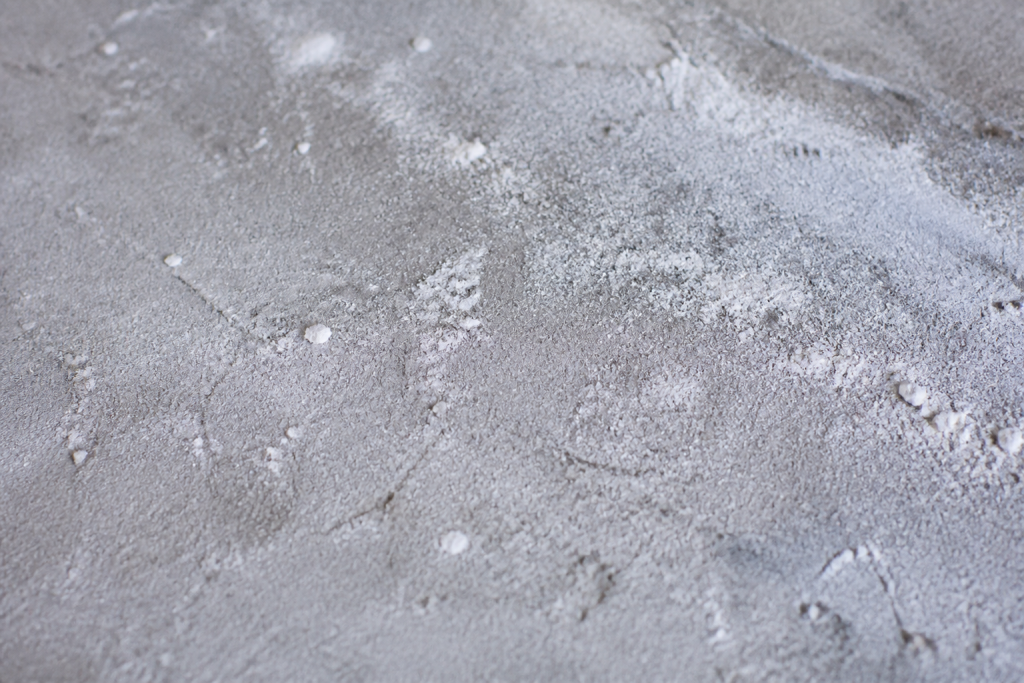 Poudre blanche saupoudree surface materiau meuble gris