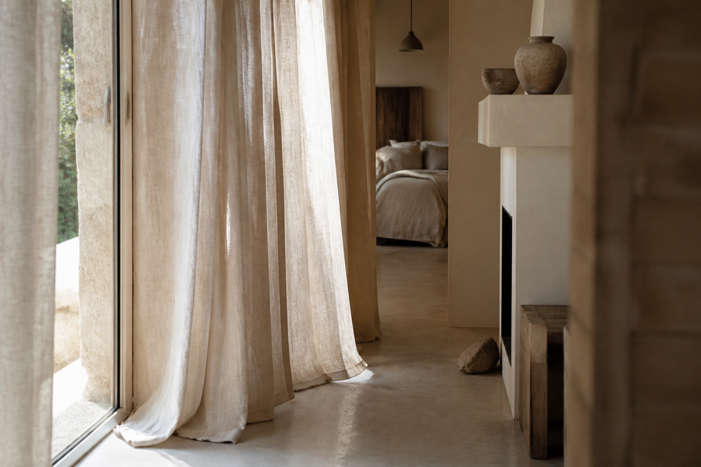 Tentures de lin beige tombant jusqu au sol